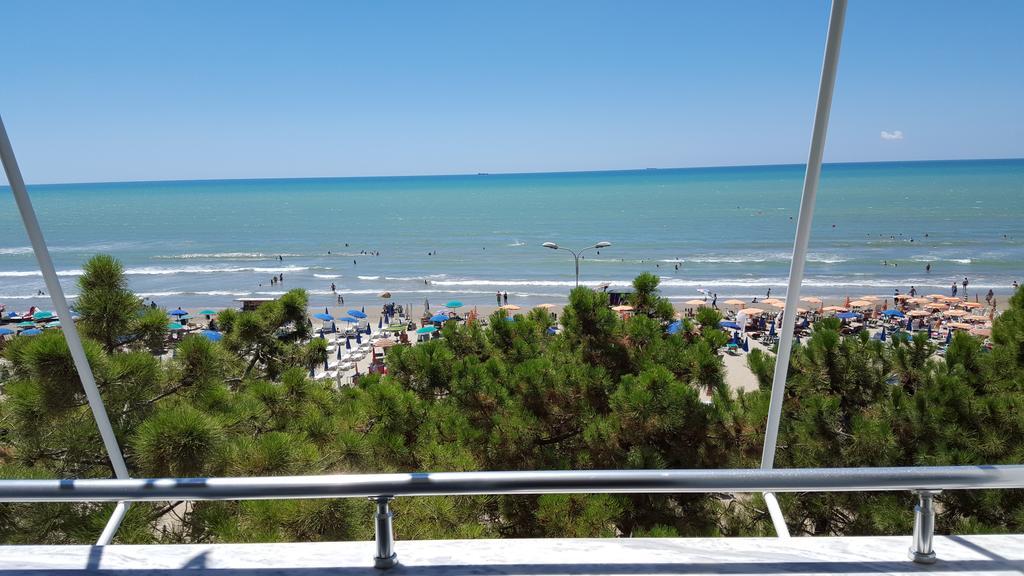 M&I Beach Apartment With Sea View Драч Екстериор снимка